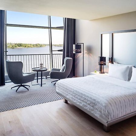 Le Meridien Гамбург Екстер'єр фото A guest room at the Westin Riverfront