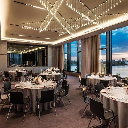 Le Meridien Гамбург Екстер'єр фото The Riverfront Ballroom