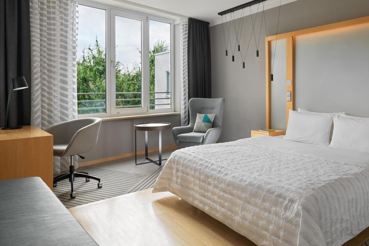 Le Meridien Гамбург Екстер'єр фото A guest room at the Sheraton Berlin