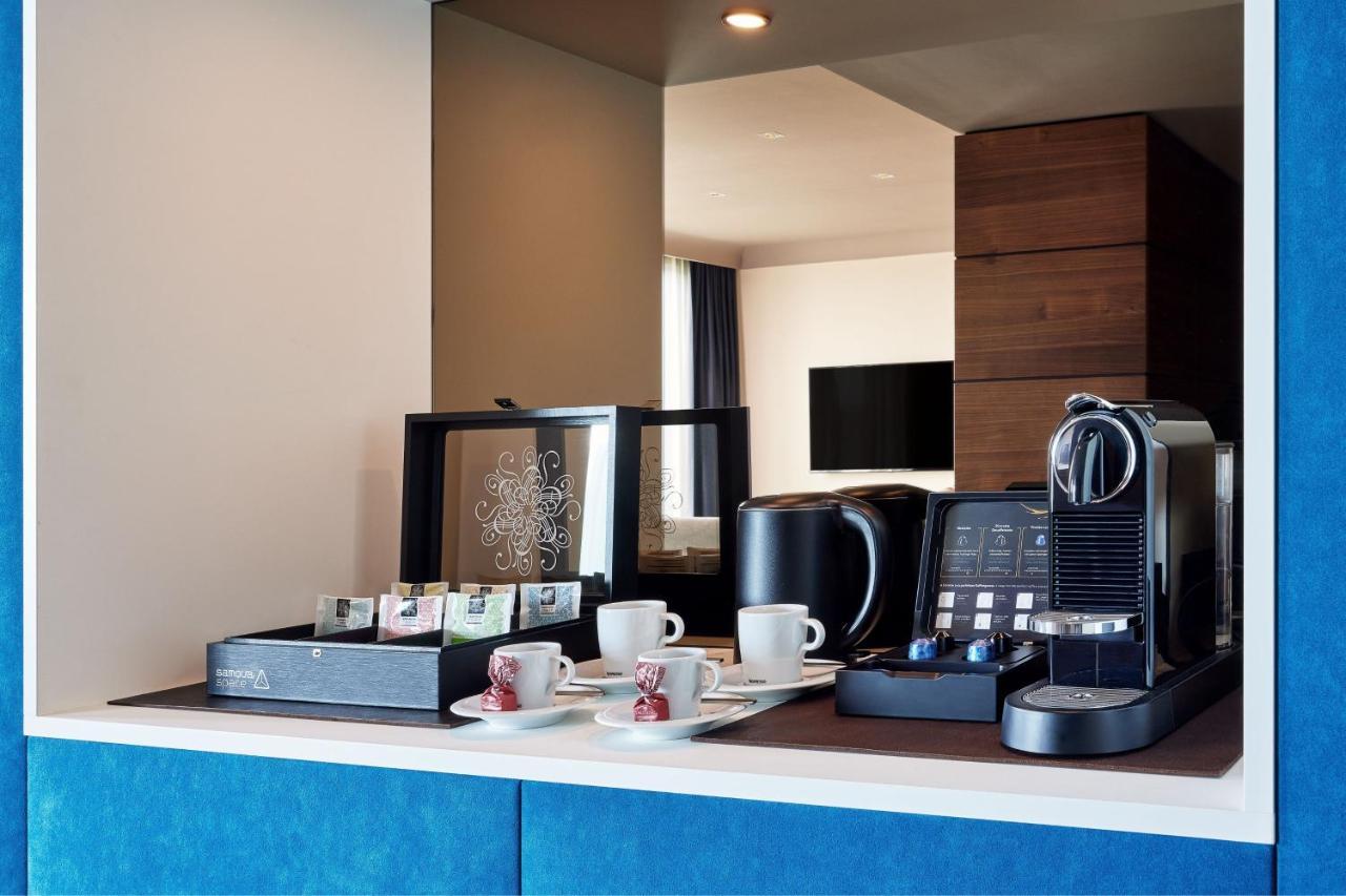 Le Meridien Гамбург Екстер'єр фото A Nespresso machine in a hotel room