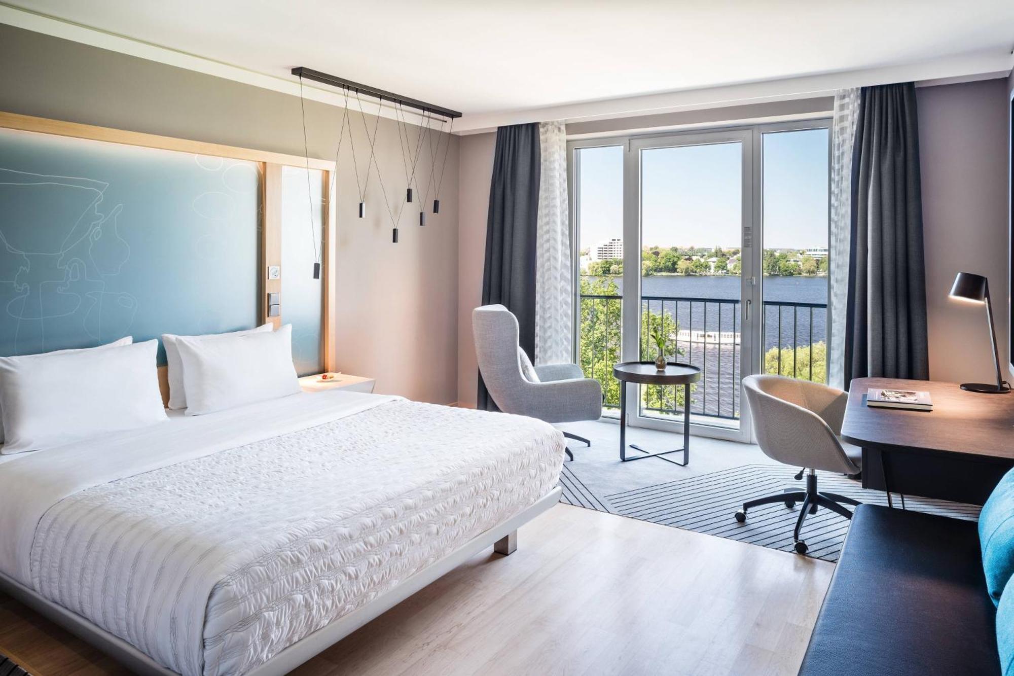 Le Meridien Гамбург Екстер'єр фото A room at the hotel
