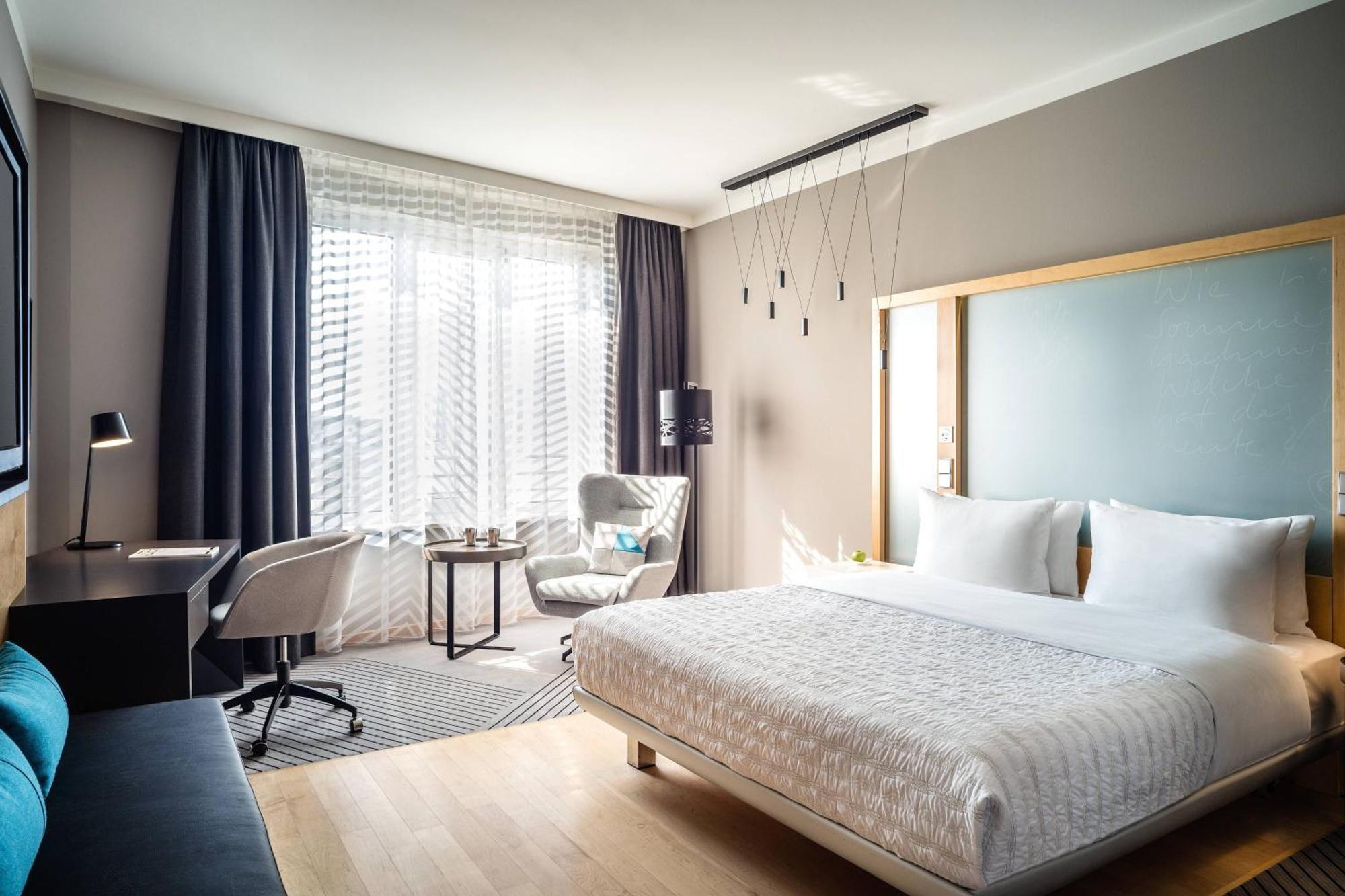 Le Meridien Гамбург Екстер'єр фото A room at the hotel