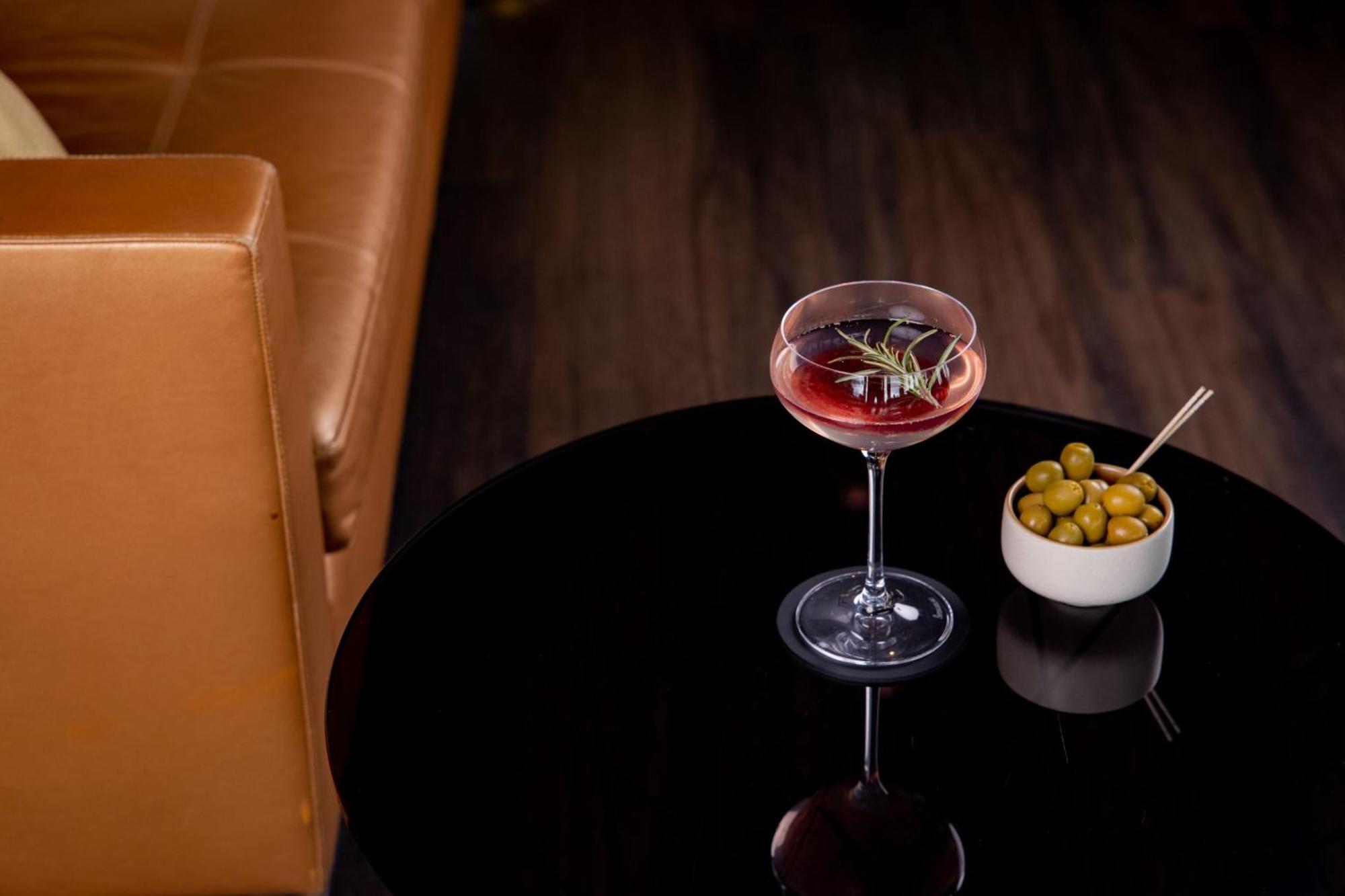 Le Meridien Гамбург Екстер'єр фото A Vesper cocktail