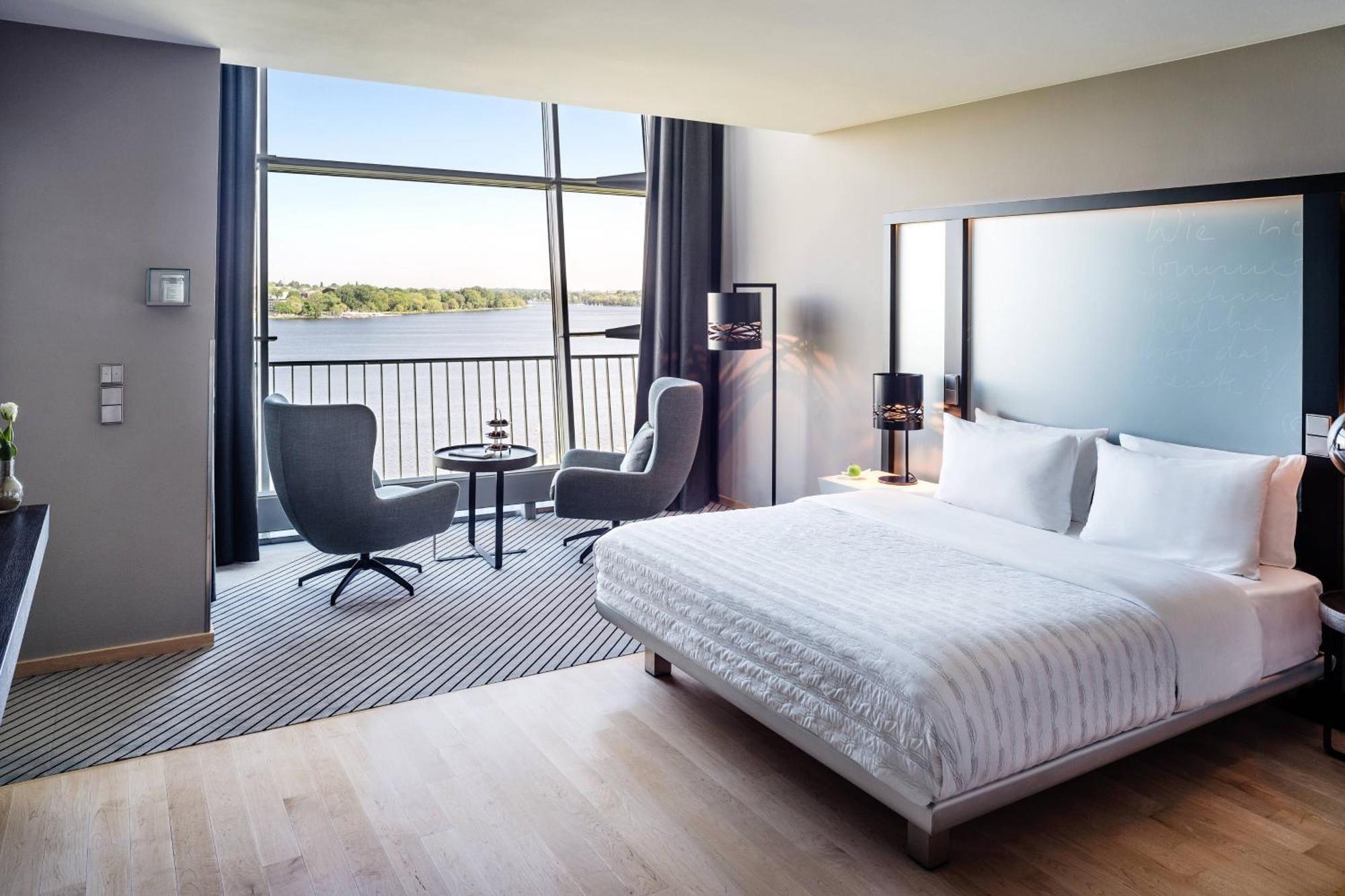 Le Meridien Гамбург Екстер'єр фото A guest room at the Westin Riverfront