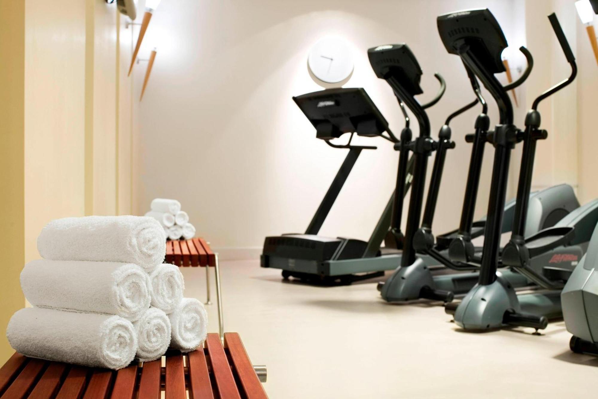 Le Meridien Гамбург Екстер'єр фото Elliptical cross trainer